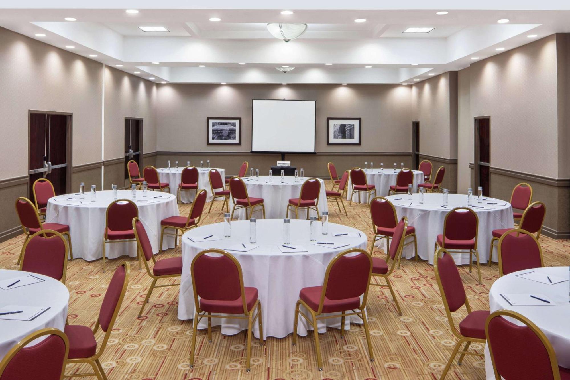 Doubletree By Hilton Airport 4*