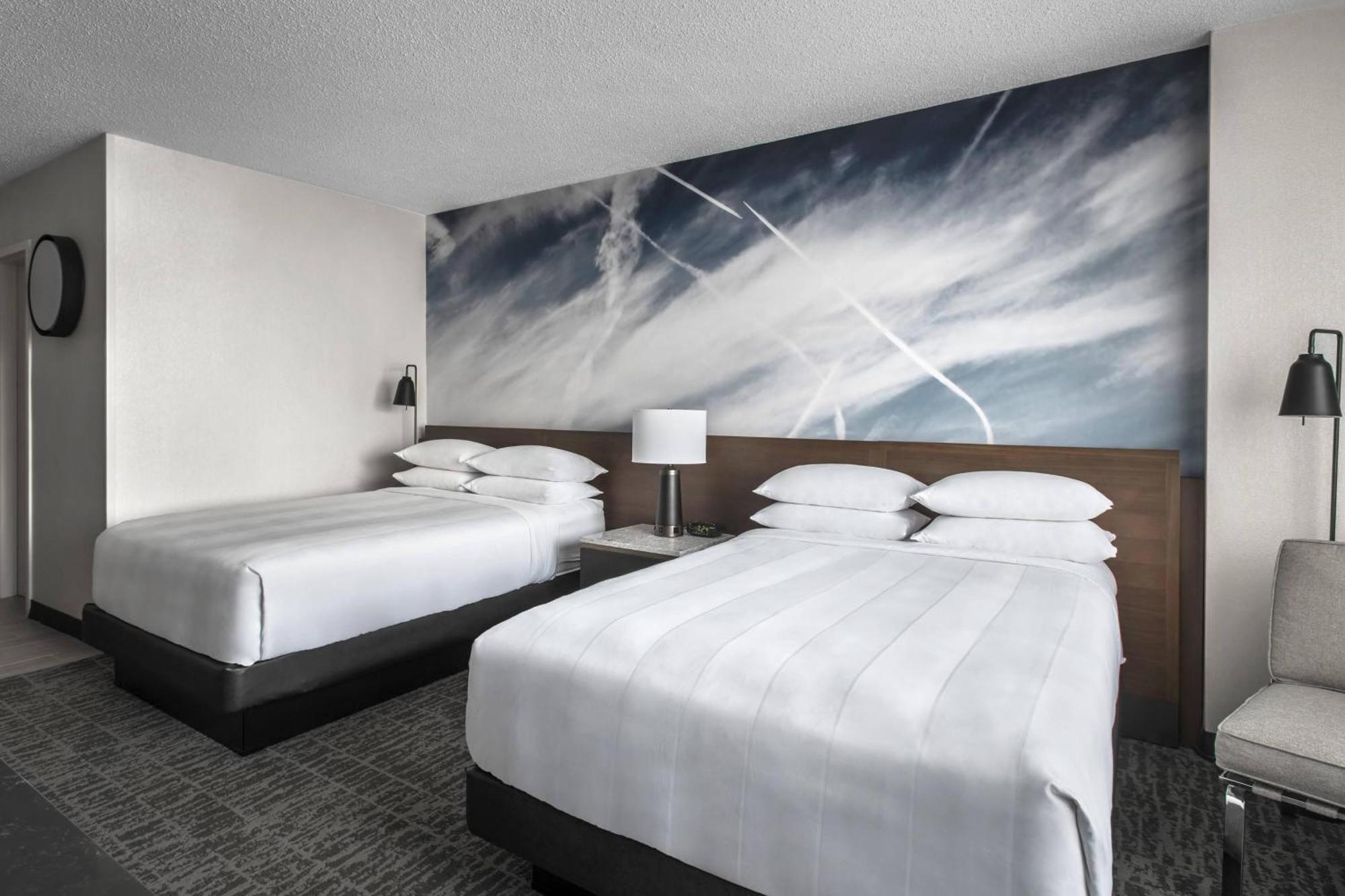 Liberty International Airport Marriott 3*