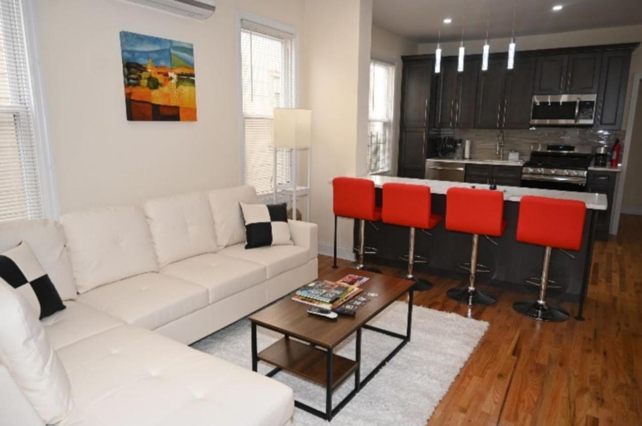 Ooohlala! 2 Beds And 2 Full Baths W/free Parking *