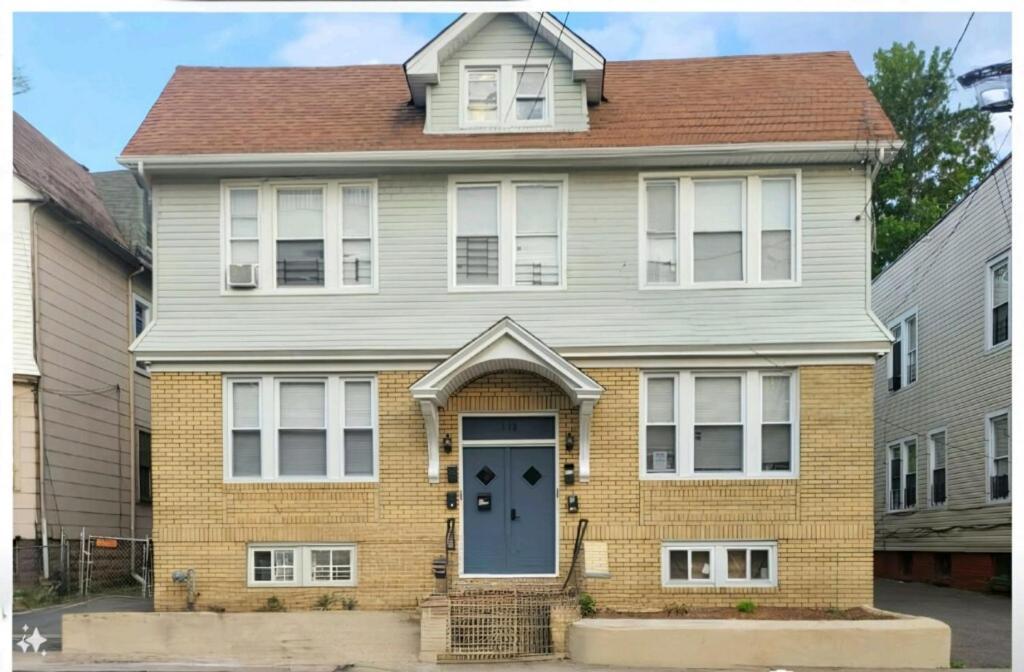 Ooohlala! 2 Beds And 2 Full Baths W/free Parking *