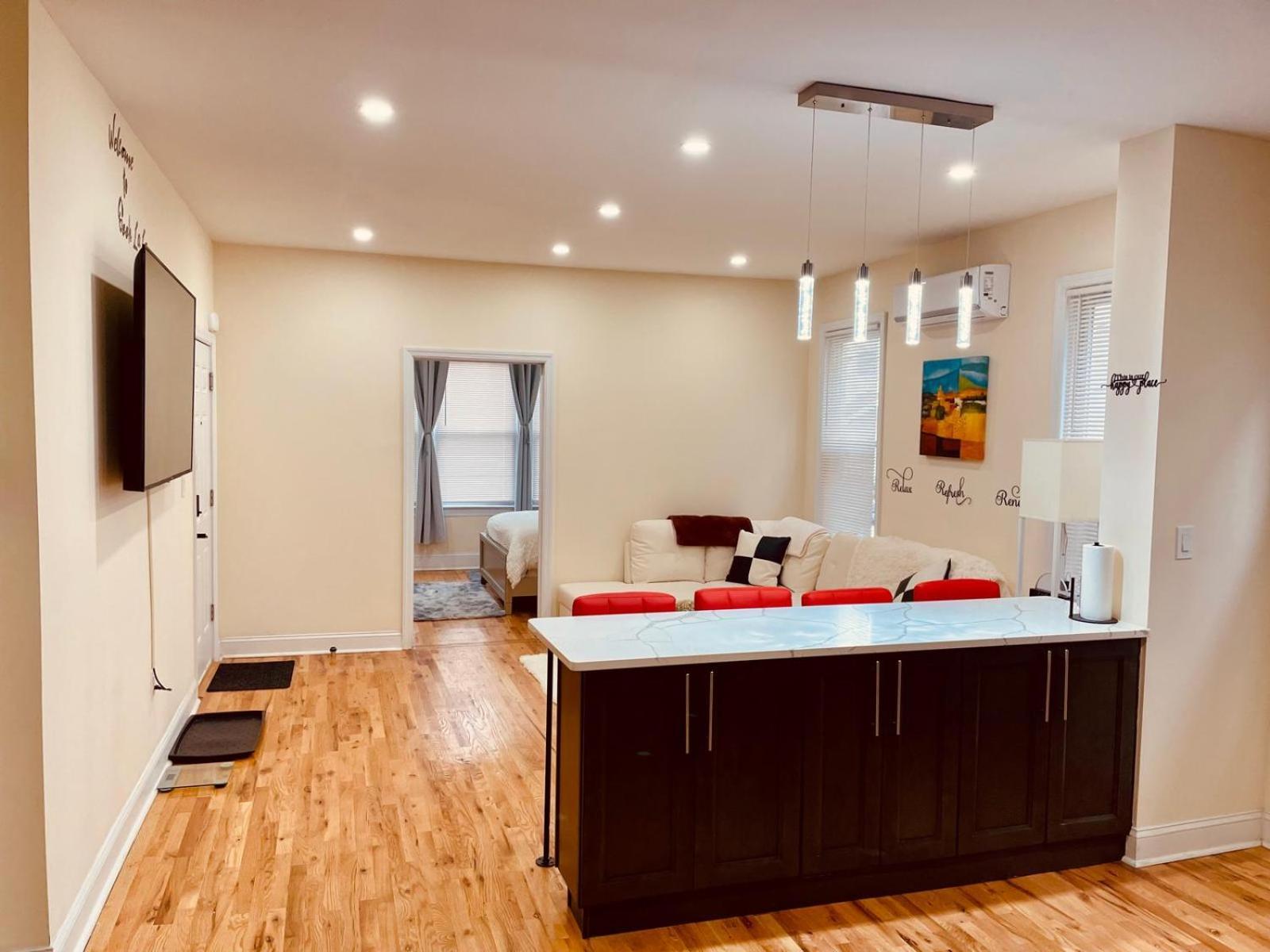 Ooohlala! 2 Beds And 2 Full Baths W/free Parking