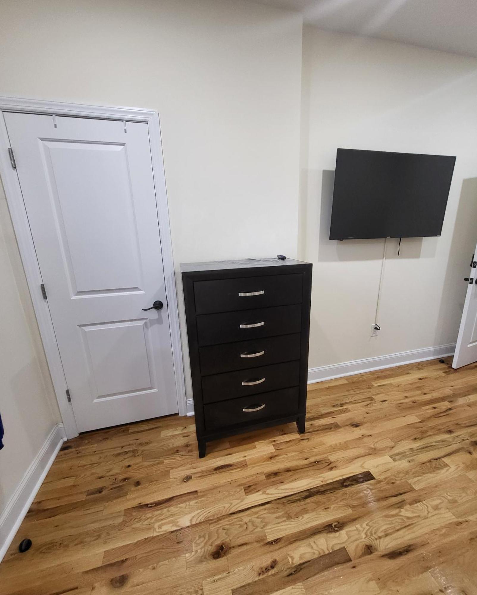 Ooohlala! 2 Beds And 2 Full Baths W/free Parking Newark