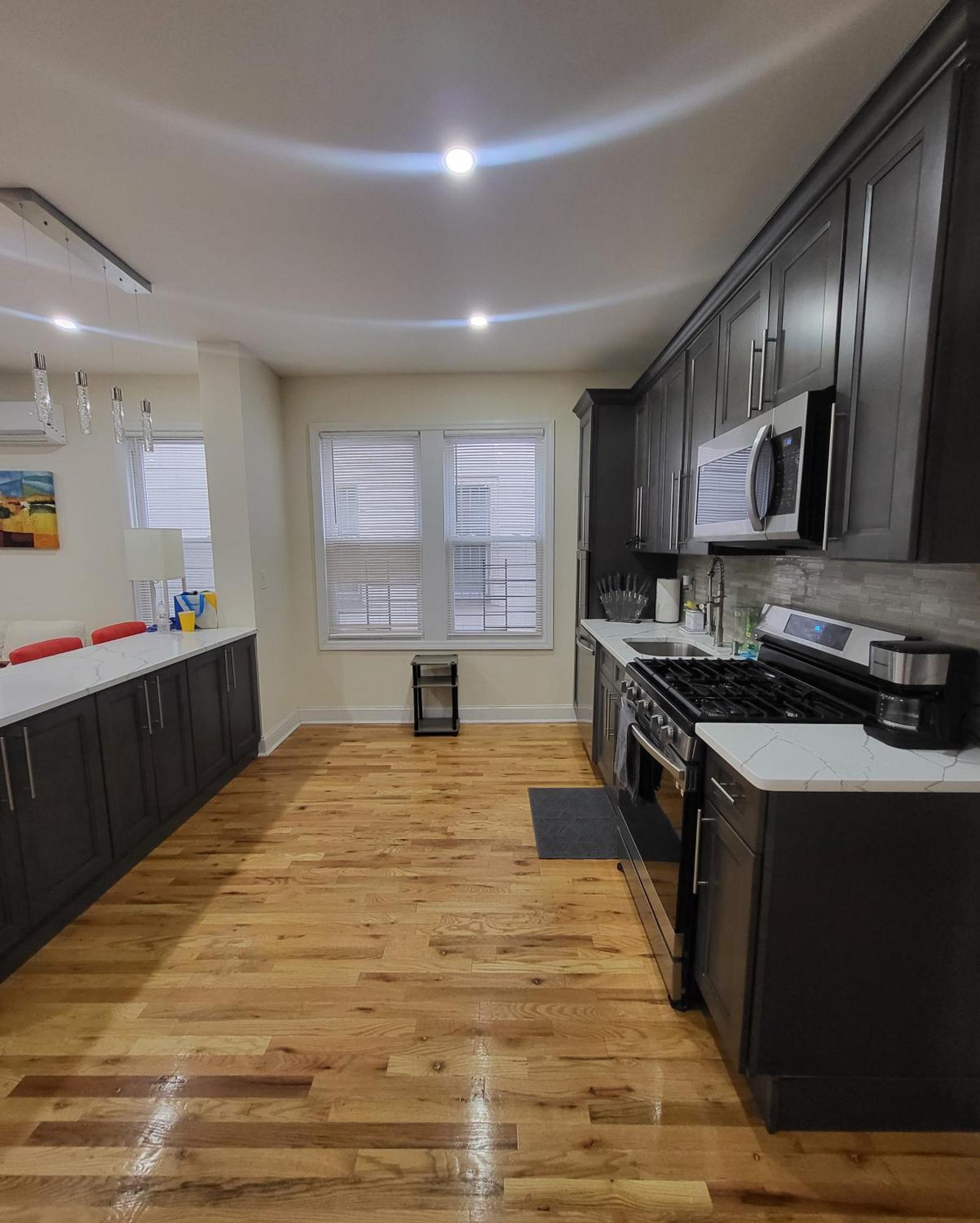 Ooohlala! 2 Beds And 2 Full Baths W/free Parking Newark