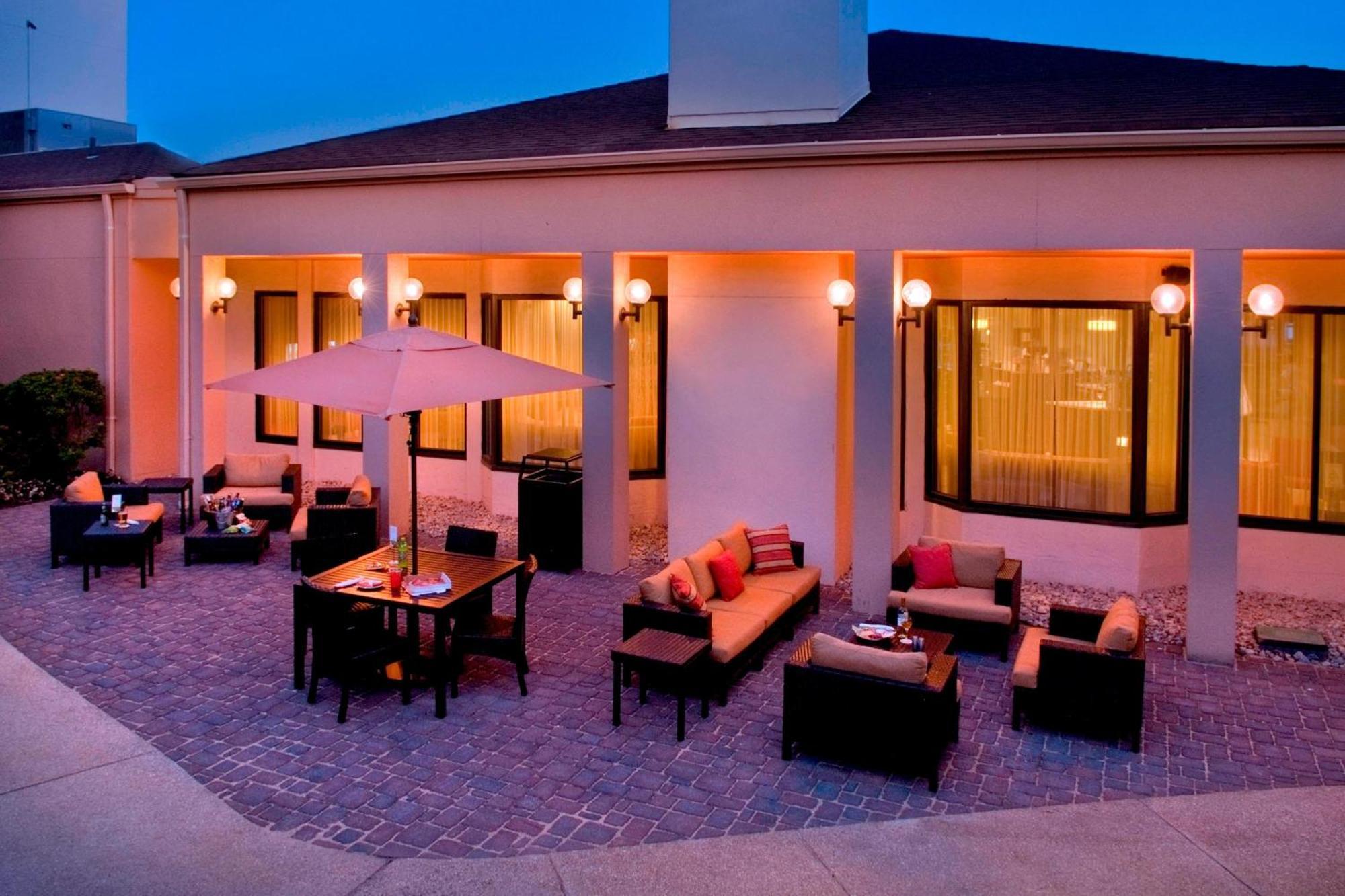 Courtyard Liberty International Airport Hotel