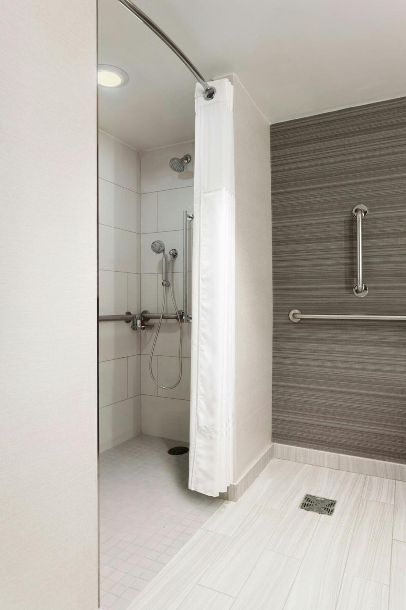 Liberty International Airport Marriott Hotel