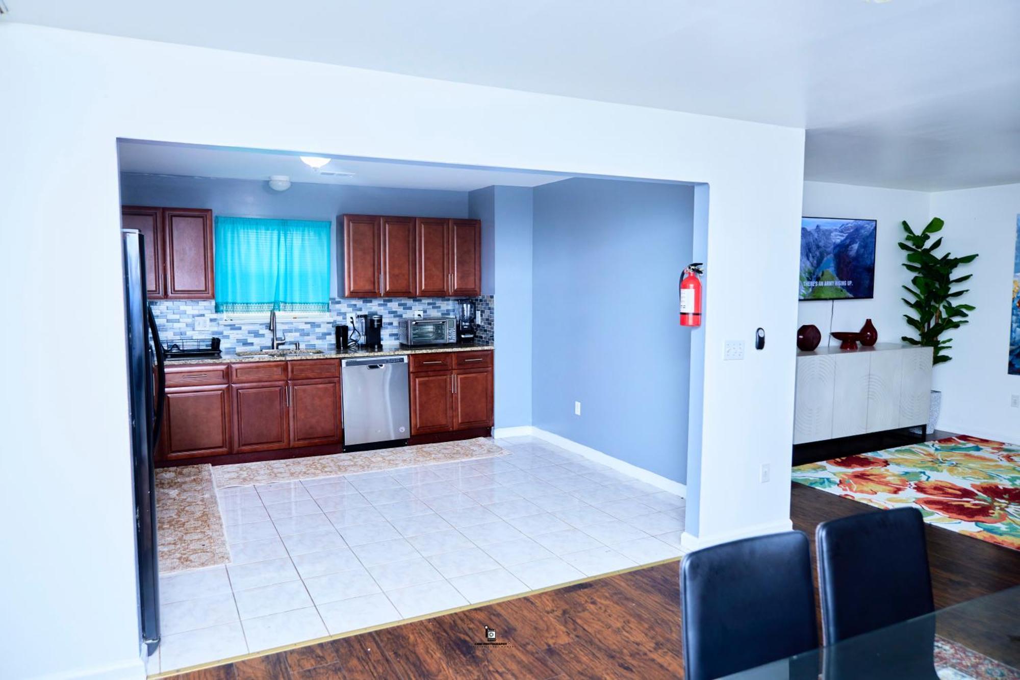 Airport Oasis: Spacious 3-bed Near Ewr & Nyc Apartment Newark