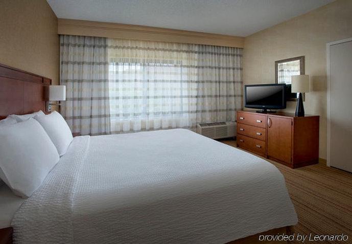 Courtyard Liberty International Airport 3*