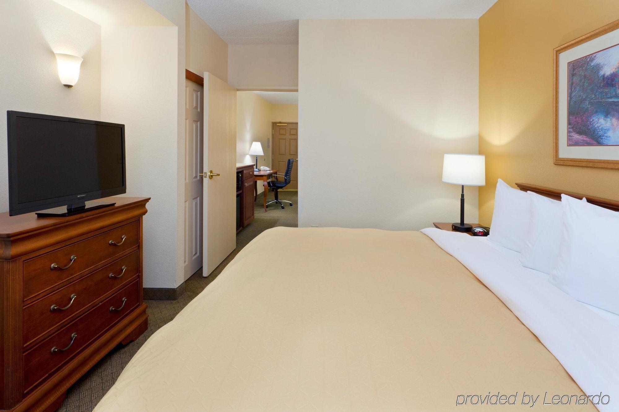 Hampton & By Hilton- Airport Elizabeth Hotel