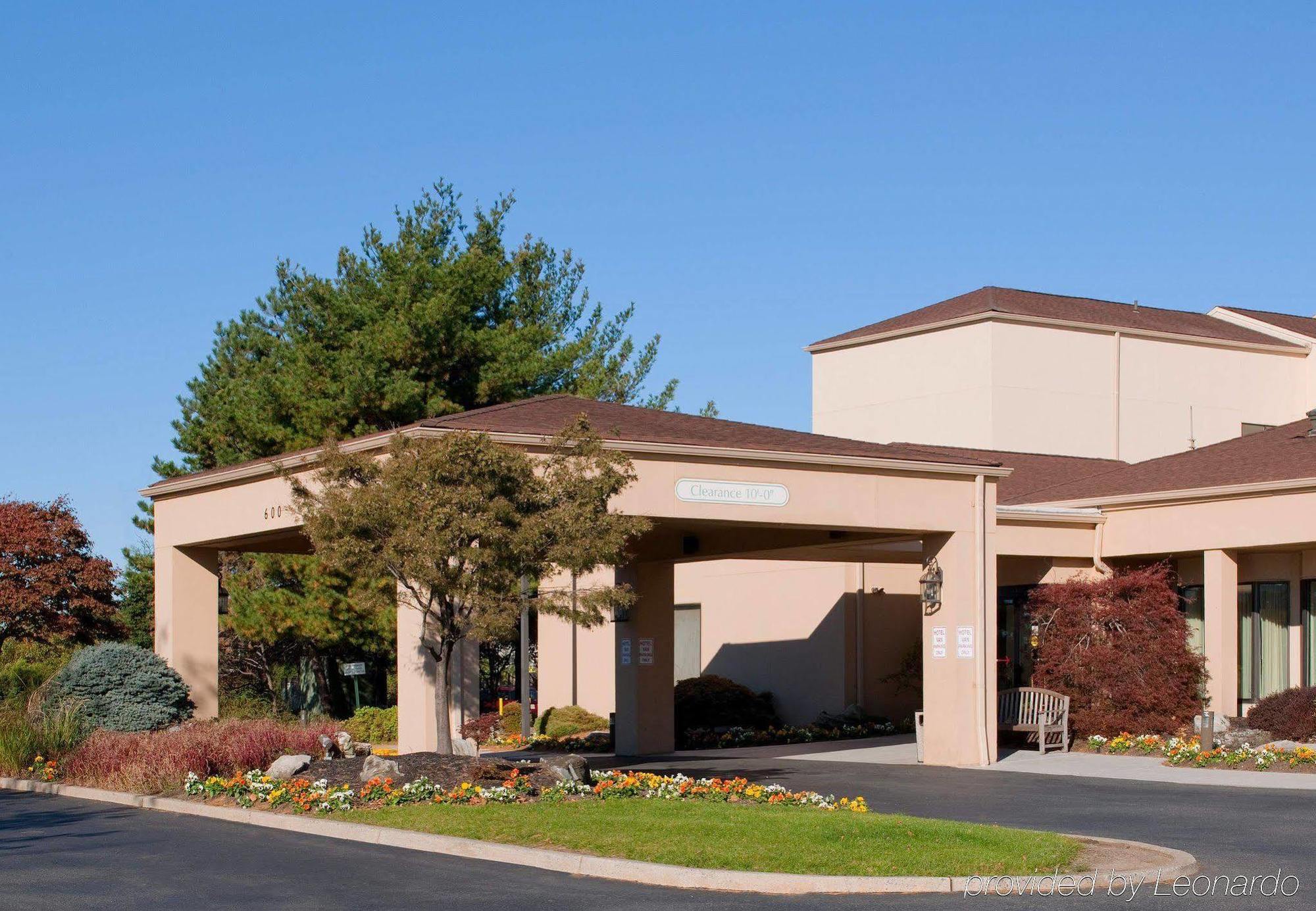 Courtyard Liberty International Airport Hotel 3*