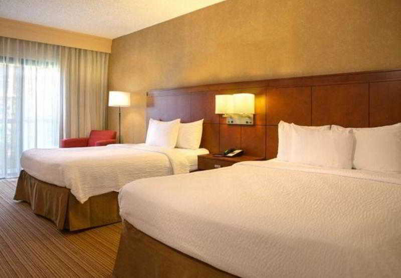 Hotel Courtyard Liberty International Airport 3*