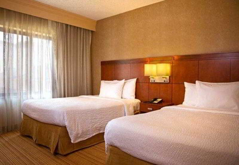 Hotel Courtyard Liberty International Airport 3*