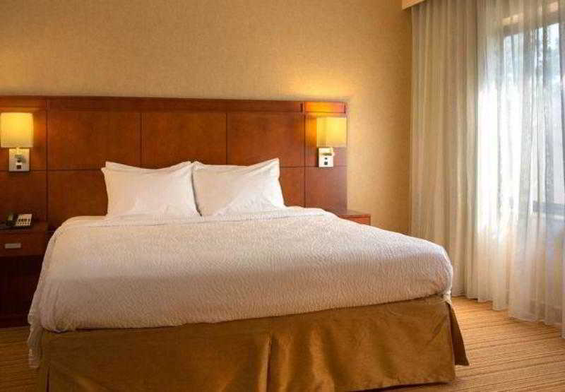 Hotel Courtyard Liberty International Airport 3*