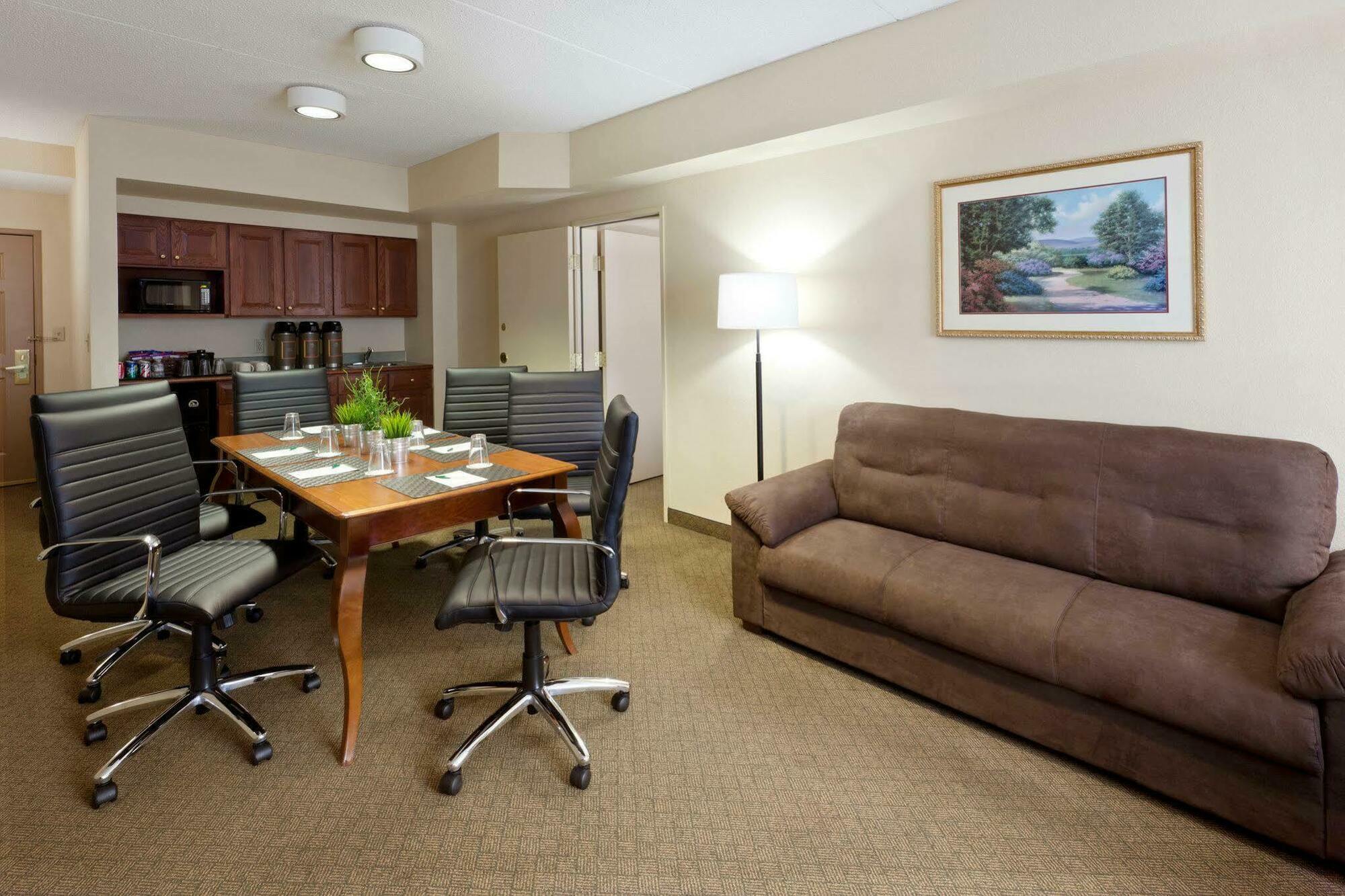 Hampton & By Hilton- Airport Elizabeth